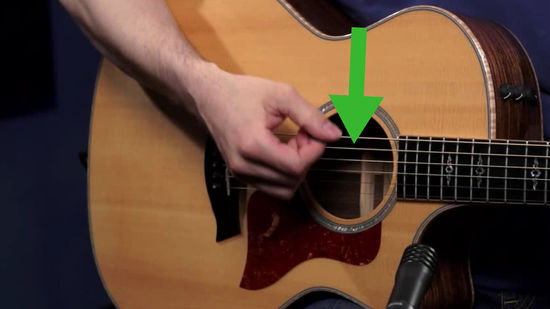 aprender a rasgar la guitarra con el pulgar
